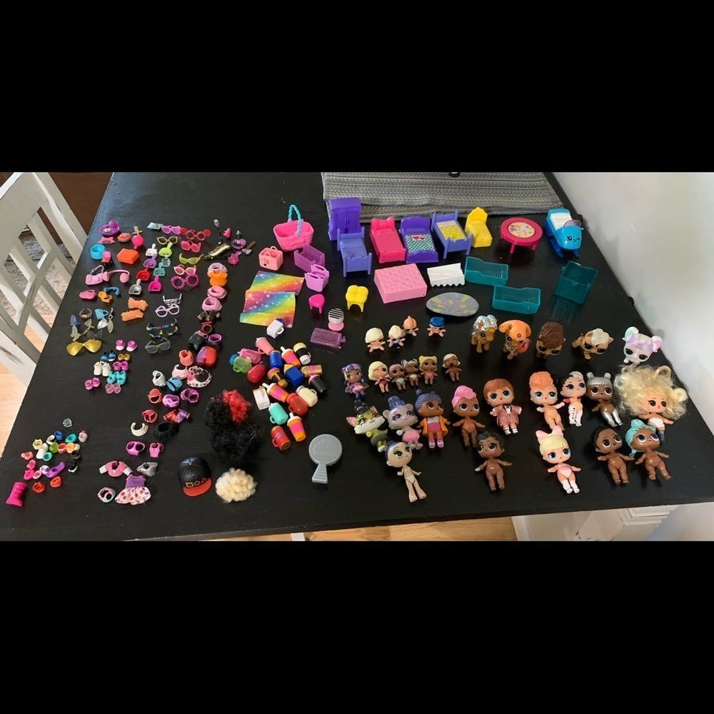 OMG LOL surprise Lot of 190 figures clothes/shoes/ice cream cart